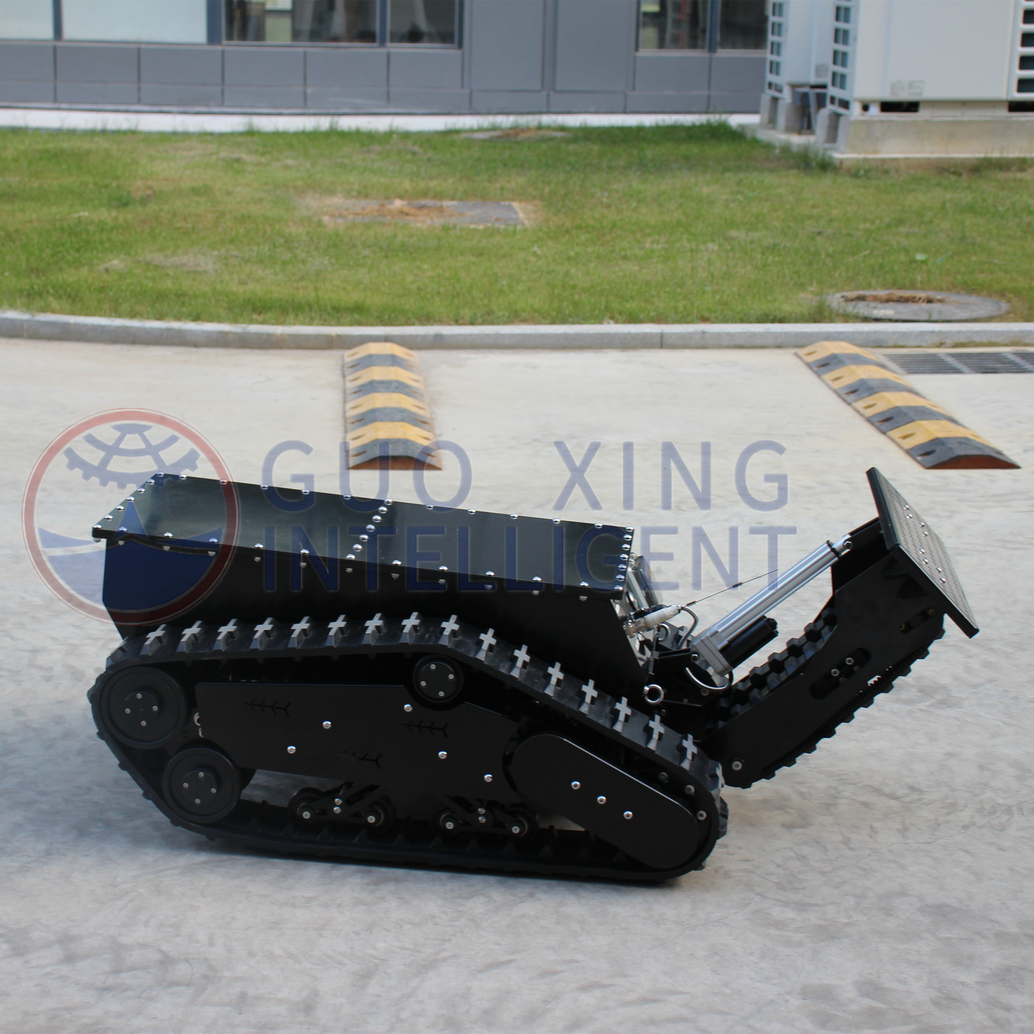 Guoxing firefighting robot and UGV robot manufacturer PLT1000 