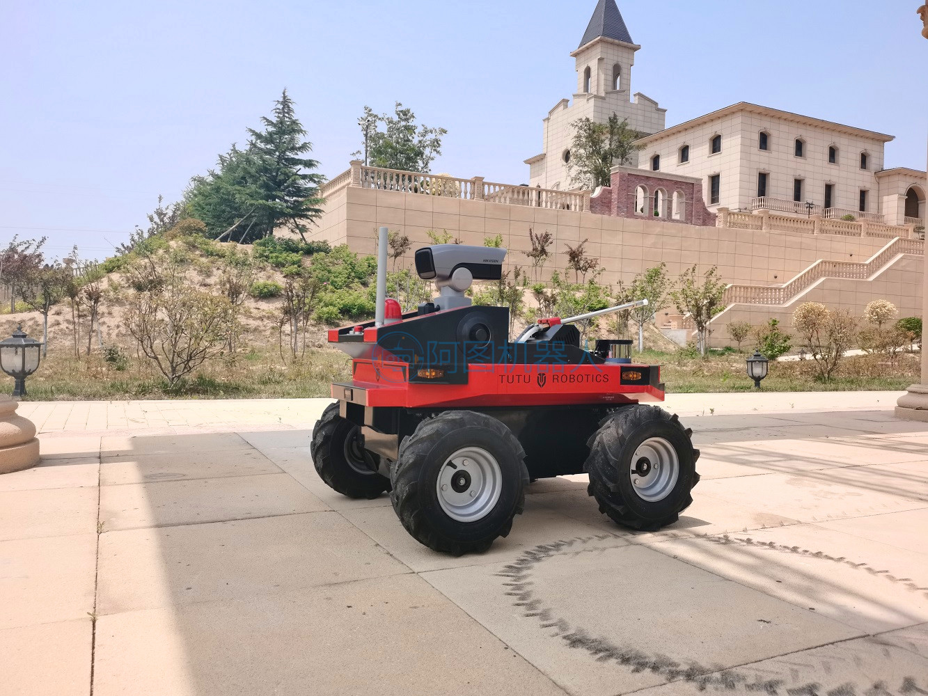 Autonomous Wheel Security Patrol Robot Guard outdoor have strong protect ability for home use